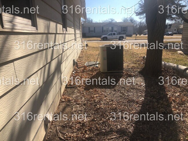 Building Photo - $1095 - 4 bed 2 bath - Single Family Home