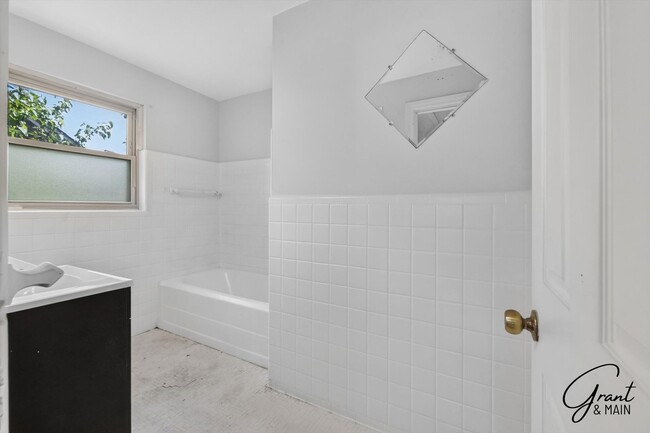 Building Photo - $1350 3 bedrooms
