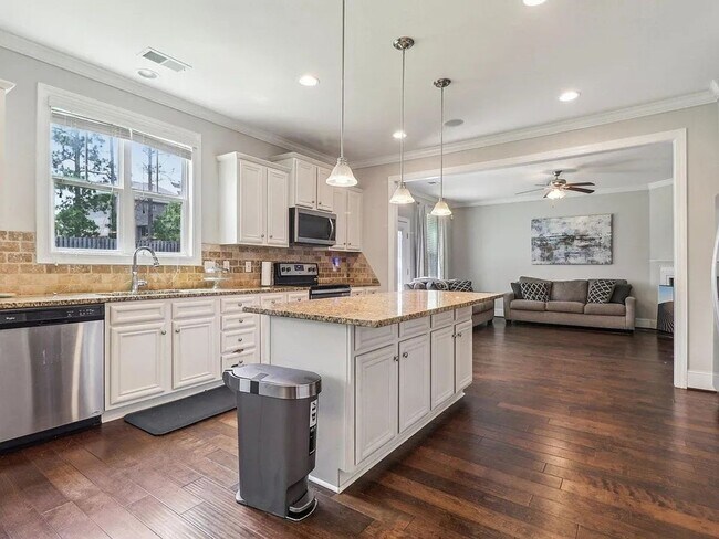 Building Photo - Stunning 4BR House in Columbia