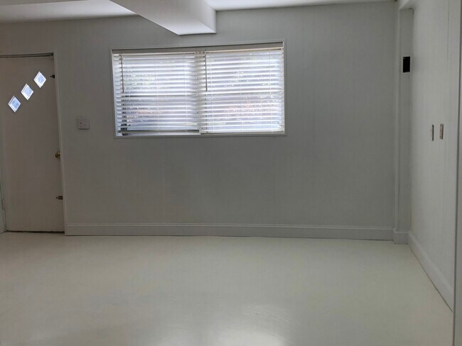 Building Photo - West Lake