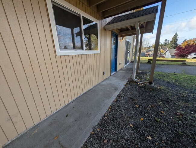 Building Photo - Ianev