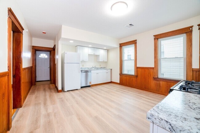 Building Photo - 82 Tower St