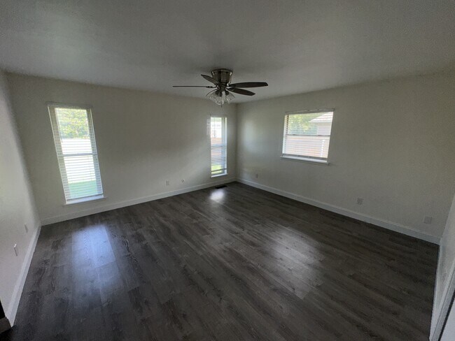 Building Photo - 5208 Mackleman Dr