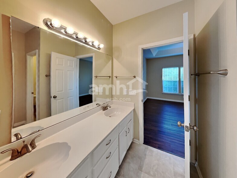Building Photo - 20320 Southshore Dr