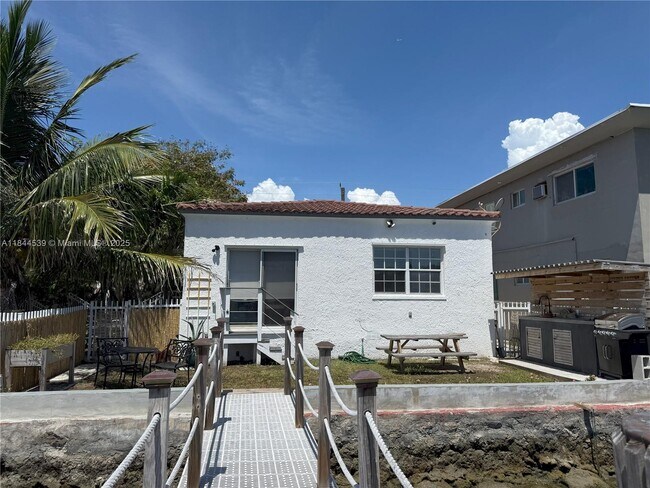 Building Photo - 8401 Crespi Blvd