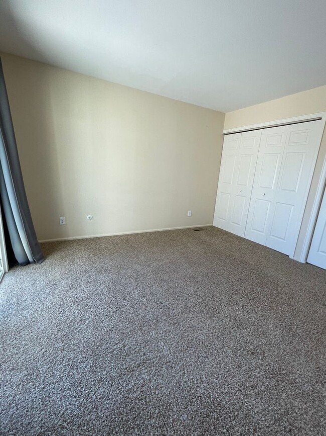 Building Photo - 2 Bedroom 1 Bath Condo Available April