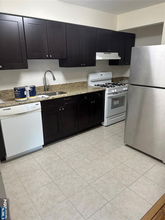 Building Photo - 1575 Center St