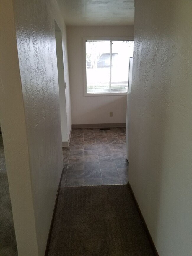 Building Photo - 2415-2425-2425 Wooddale Ave NE