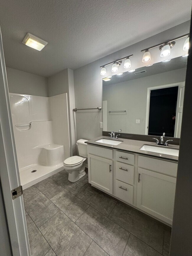 Building Photo - FREE RENT SPECIAL!  3 bedroom 2.5 bath Sin...