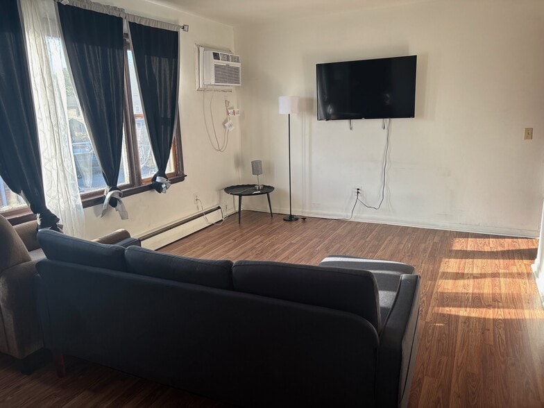 Primary Photo - 1902 W Broadway