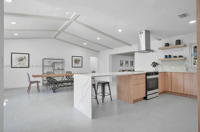 Building Photo - 117 NE 20th St