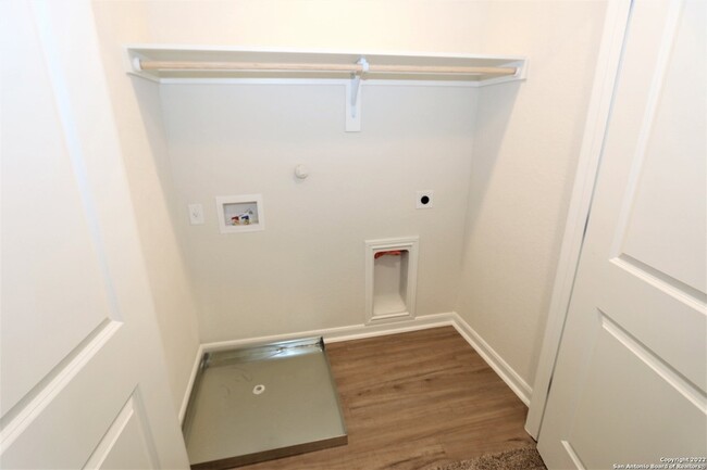 Building Photo - 10310 Lynwood Vlg