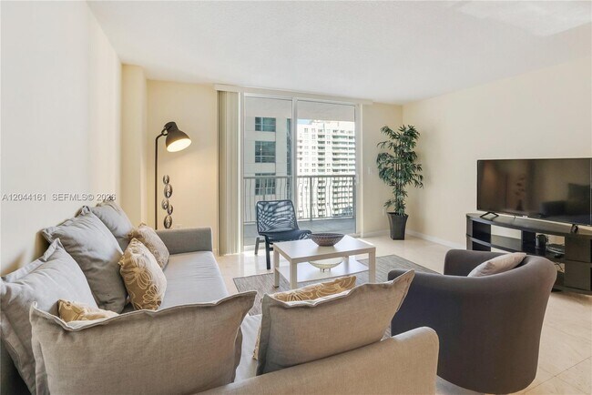 Building Photo - 1200 Brickell Bay Dr