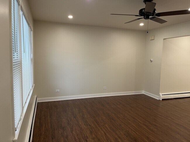 Building Photo - 209 W Maple Ave