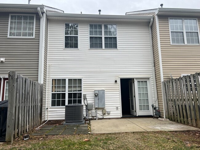 Building Photo - Renovated 3 Bed | 2.5 Bath Townhouse in No...
