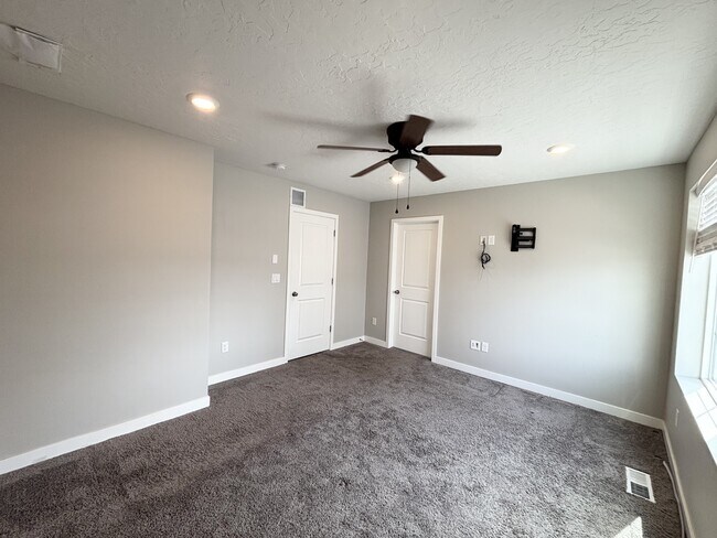 Building Photo - 153 E Brushy Canyon St