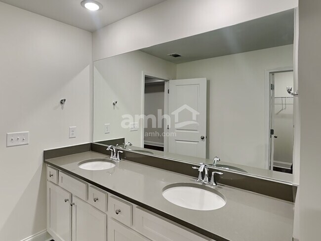 Building Photo - 3880 Chivalry Dr