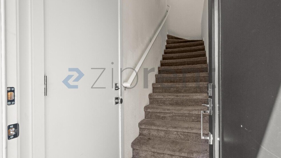 Building Photo - Unit C101