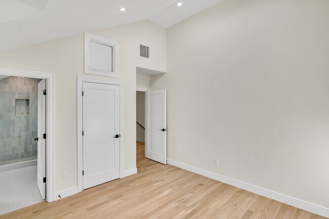 Building Photo - 77 Thorndike St