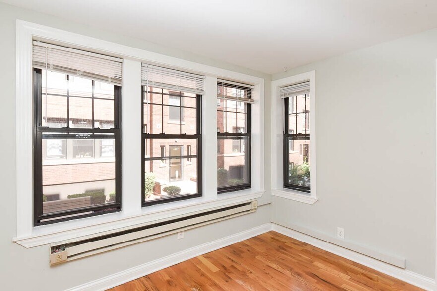 Building Photo - 4409 N Wolcott Ave