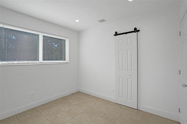 Building Photo - 136 NW 6th Ave