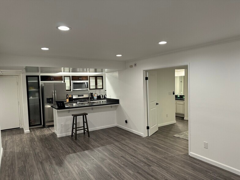 Living room - 2700 Cahuenga Blvd E