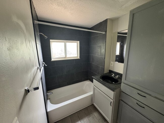 Building Photo - Gorgeous 3 bed 2 bath Eastpointe bungalow ...
