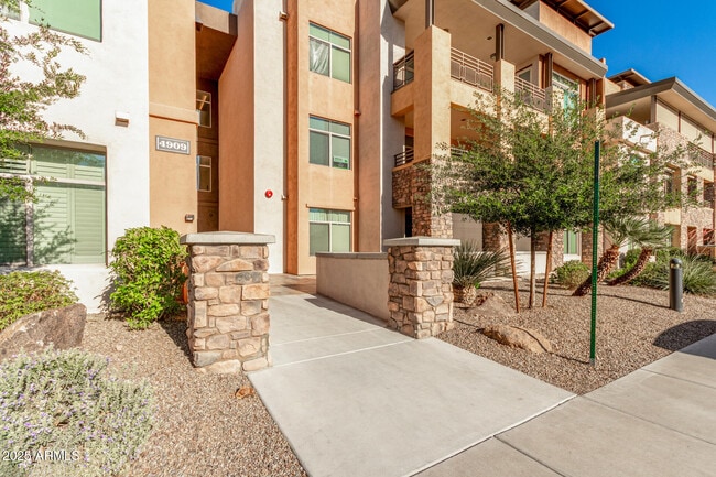 Building Photo - 4909 N Woodmere Fairway