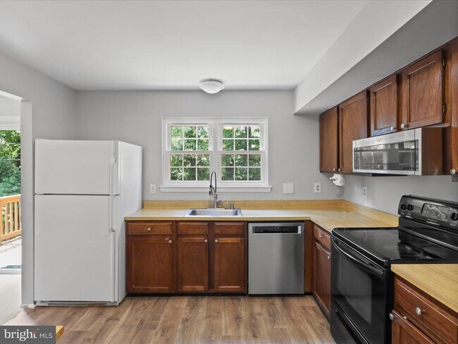 Building Photo - 6014 Martins Landing Ln