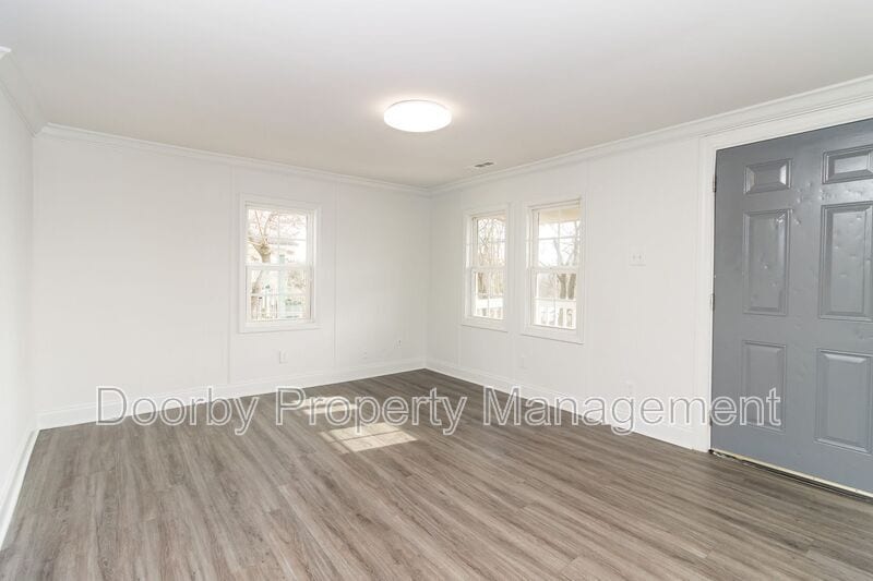 Building Photo - 921 East Ave