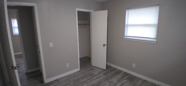 Building Photo - 407 Edwards St