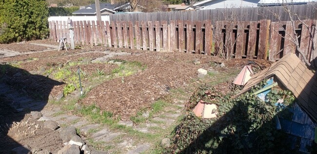 Building Photo - Available June 10th 3-bedroom, 2 bath home on a corner lot near Hamblen Elementary School