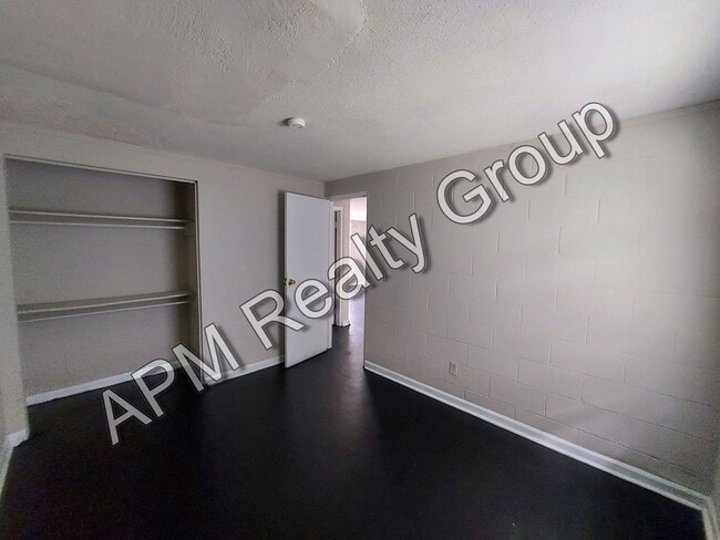 Building Photo - Updated two bedroom off Colonial Drive - 50% off first month