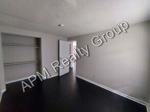 Building Photo - Renovated two bedroom near Harden Street - 50% off first month's rent!
