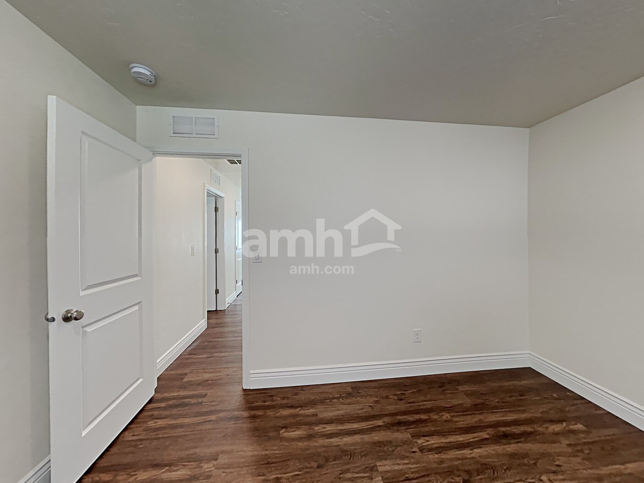 Building Photo - 1061 N Barkvine Ave