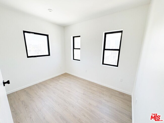 Building Photo - 1340 1/2 2nd Ave