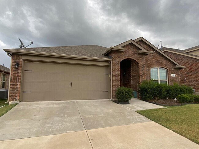 Building Photo - 2105 Meadow Park Dr