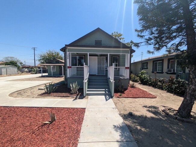 Building Photo - Bright & Clean 2 Bed | 1 Bath Home With a separate Den– 906 Sq. Ft. with Private Parking! Now Ava...