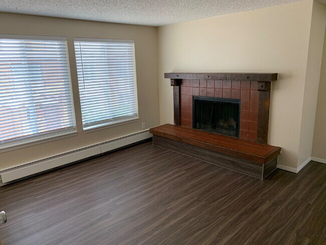 Building Photo - "2-Bed Gem in Denver – Cozy 920 Sq. Ft. One Month Free Rent with Signed 12 month Lease"