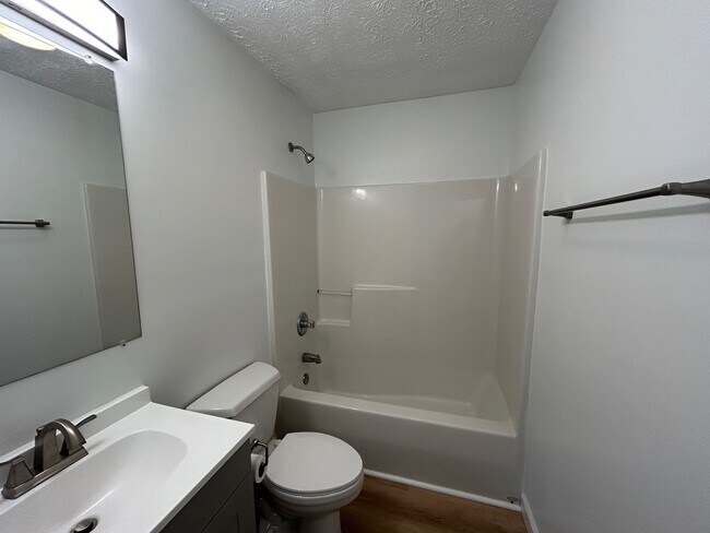 Building Photo - Candler - Recently Renovated Apt Ready for Occupancy!