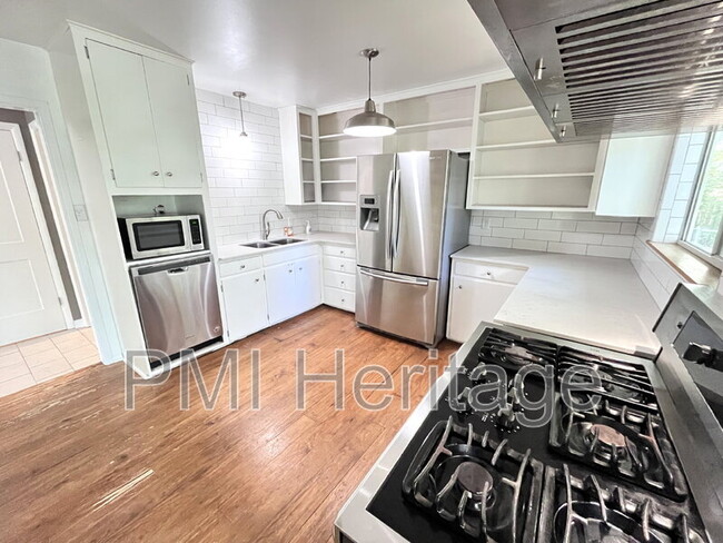 Building Photo - 1139 N Sunset Dr