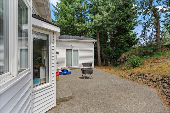 Building Photo - 8290 N Uplands Dr