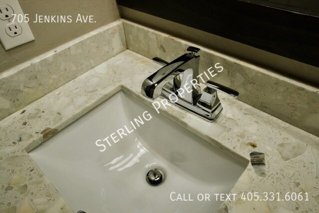 Building Photo - 705 S Jenkins Ave