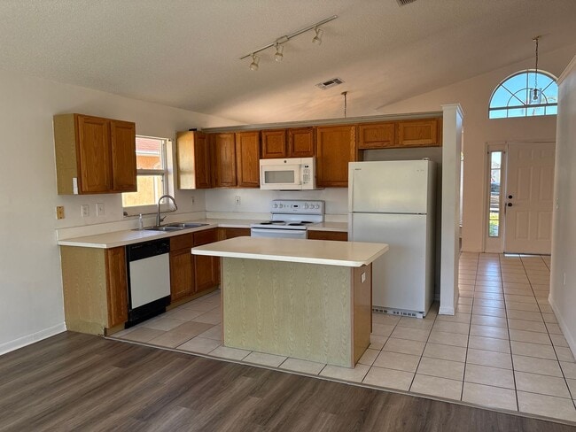 Building Photo - 3 Bedroom Home in Highly Desirable Orlando Neighborhood