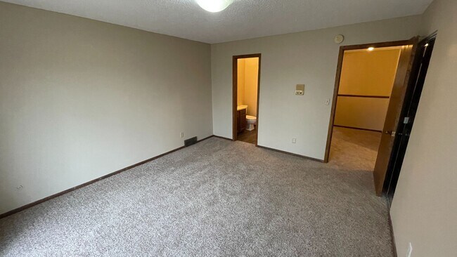 Building Photo - 2261 Springbrook Ct