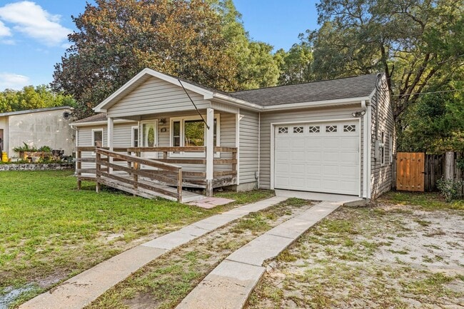 Building Photo - Pet Friendly!  Ideal location to Eglin AFB!!