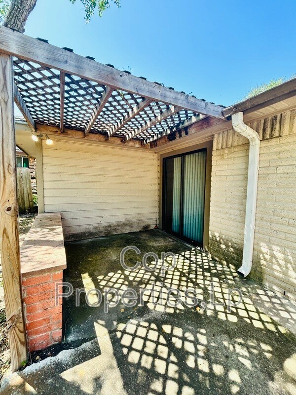 Building Photo - 14810 Ridge Hill Dr