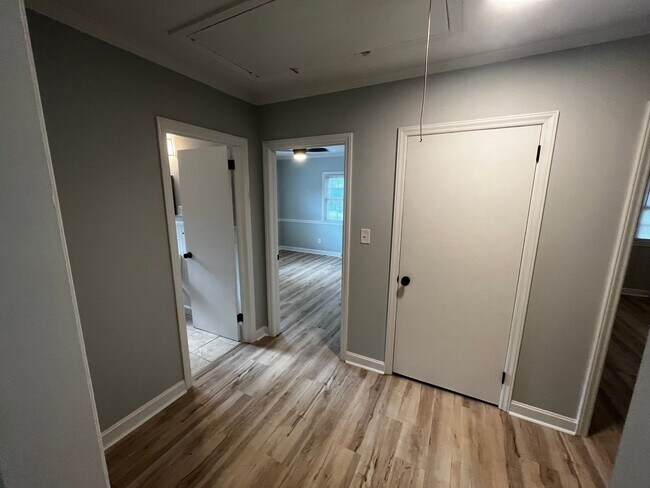 Building Photo - 5bd/2ba Remodeled Brick Ranch Home with Spacious Private Yard