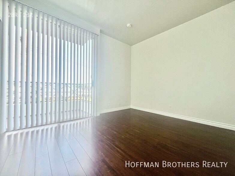 Building Photo - 945 Serrano Ave