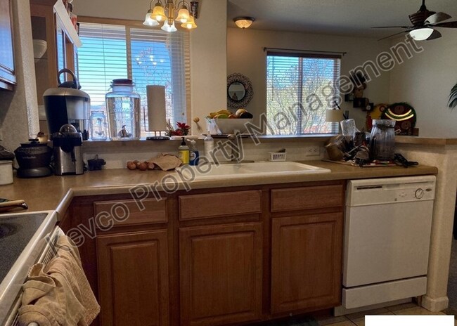 Building Photo - Live, Work, Relax - Comfortable Townhouse with AC